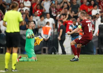 Adrián, el héroe en la tanda de penaltis al parar el lanzamiento definitivo a Tammy Abraham, celebró la vicoria.