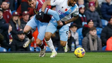 Soccer Football - Premier League - Burnley v Crystal Palace - Turf Moor, Burnley, Britain - November 4, 2023 Crystal Palace's Jordan Ayew in action with Burnley's Jordan Beyer Action Images via Reuters/Craig Brough NO USE WITH UNAUTHORIZED AUDIO, VIDEO, DATA, FIXTURE LISTS, CLUB/LEAGUE LOGOS OR 'LIVE' SERVICES. ONLINE IN-MATCH USE LIMITED TO 45 IMAGES, NO VIDEO EMULATION. NO USE IN BETTING, GAMES OR SINGLE CLUB/LEAGUE/PLAYER PUBLICATIONS.