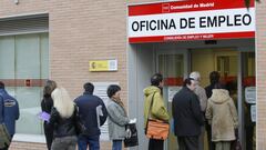 Un grupo de personas hacen cola en la entrada de una oficina de empleo de la Comunidad de Madrid. EFE/Victor Lerena/Archivo