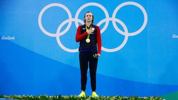 Katie Ledecky posa en el podio durante la entrega de medallas de los 200 metros libres en los Juegos Olímpicos de Río.