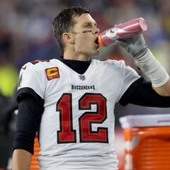 Brady joins Favre, Manning and Brees in exclusive 'Club 32'