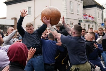 El juego honra un partido jugado entre Leicestershire y Warwickshire en 1199, cuando los equipos usaban una bolsa de oro como pelota.