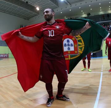 Portugal es la nueva campeona del mundo... además de ser la vigente campeona de Europa. Son los dominadores actuales del fútbol sala (el Sporting también ganó la Champions este año) y Ricardinho, el emblema del país, entra en el Olimpo a sus 36 años con u