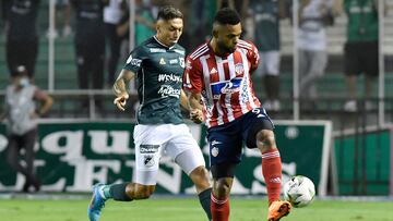 PALMIRA - COLOMBIA, 09-04-2022: Jorge Marsiglia del Cali disputa el balón con Miguel Borja de Atlético Junior durante partido entre Deportivo Cali y Atlético Junior por la fecha 15 como parte de la Liga BetPlay DIMAYOR I 2022 jugado en el estadio Deportivo Cali de la ciudad de Palmira. / Jorge Marsiglia of Cali vies for the ball with Miguel Borja of Junior during match between Deportivo Cali and Atletico Junior for the date 15 as part of BetPlay DIMAYOR League I 2022 played at Deportivo Cali stadium in Palmira city.  Photo: VizzorImage / Gabriel Aponte / Staff