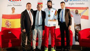 Apoyo a la candidatura Pirineos-Barcelona 2030 (De Izqda.a Der.). Frs k González (RFEDH), Alejandro Blanco (COE), Regino Hernández (Bronce en SBX JJ.OO. PyeongChanng 2018 y May Peus (RFEDI.