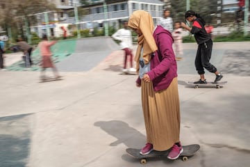 Las ni?as patinan en un parque de skate como parte de un entrenamiento semanal del grupo Ethiopian Girls Skate, en Addis Abeba, Etiop¨ªa. El Ethiopian Girls Skate es una iniciativa que promueve el skateboarding entre ni?as de diferentes or¨ªgenes sociales para para mejorar su salud mental y empoderarlas. El grupo fue fundado hace 2 a?os por los skaters Sosina Chala y Mickey Asfaw, y en ¨¦l participan alrededor de 35 chicas.