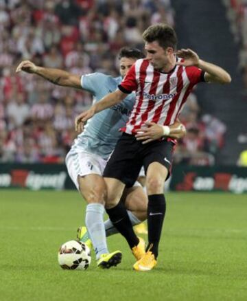 El defensa francés del Athletic Club de Bilbao Aymeric Laporte pelea un balón con el delantero italiano del Eibar Federico Piovaccari, durante el partido de la sexta jornada de Liga en Primera Division que se juega esta noche en San Mamés. 