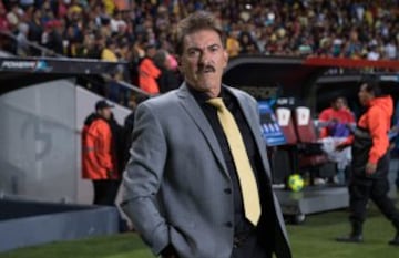 El actual técnico del América divide opiniones cuando se trata de su filosofía y de sus frases, la mitad lo aborrece y la otra mitad se lo piensa. "Tú me puedes hablar de cualquier cosa menos de fútbol" y “Si tenía que ir a ver a Tigres, mejor me voy a Laredo de compras”, son de las frases más recordadas en su carrera. Su rivalidad con Hugo no ha estado exenta de generar polémica y animadversión: “Haber sido un gran jugador de fútbol no significa que se pueda ser buen entrenador. Sánchez fracasó”, declaró del famoso Penta.