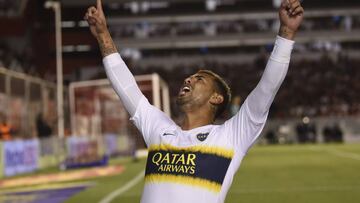 El volante colombiano Edwin Cardona celebrando su gol con Boca Juniors ante Independiente en el estadio Libertadores de América por Superliga Argentina