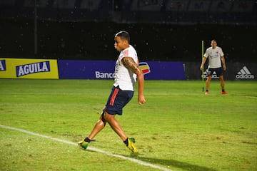 Colombia entrenó por última vez en la sede deportiva de Barranquilla antes de enfrentar este viernes a Venezuela por la primera fecha de las eliminatorias. Carlos Queiroz ultimó detalles tácticos para el partido y se vio a todos los jugadores bastante activos. Probaron definición, centros y defensa durante la jornada. 