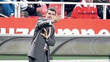 <b>SIGUE. </b>Muñiz, en un instante del partido del sábado en el Sánchez Pizjuán.