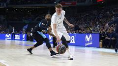 Luka Doncic antes Omar Cook, durante el partido entre el Movistar Estudiantes y el Real Madrid.