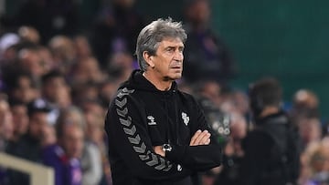 Soccer Football - Conference League - Semi Final - Second Leg - Fiorentina v Real Betis - Stadio Artemio Franchi, Florence, Italy - May 8, 2025 Real Betis coach Manuel Pellegrini REUTERS/Jennifer Lorenzini