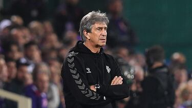Soccer Football - Conference League - Semi Final - Second Leg - Fiorentina v Real Betis - Stadio Artemio Franchi, Florence, Italy - May 8, 2025 Real Betis coach Manuel Pellegrini REUTERS/Jennifer Lorenzini