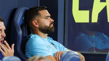 David Gil en el banquillo en el encuentro que enfrentaba al Cádiz y el Real Zaragoza de la jornada 1 de la Liga Hypermotion.