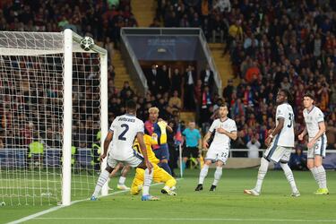 Lamine Yamal tras recortar a Federico Dimarco dispara y Yann Sommer toca el balón parz enviar al larguero de su portería.