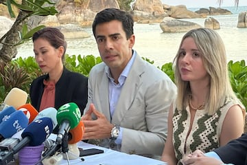 Los abogados de la familia Arrieta, Beatriz Uriarte y Juan Gonzalo Ospina, comparecen en una rueda de prensa, a 08 de abril de 2024, en Tailandia.