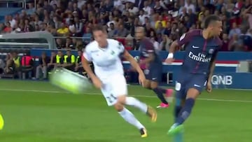 Neymar la rompe: Caño y centro sin mirar ante St-Étienne