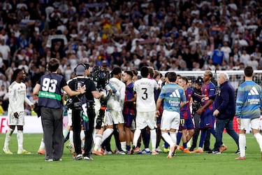 Tangana final entre los jugadores de ambos equipos. 