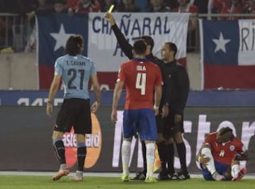 La segunda amarilla de Cavani con que se va expulsado del encuentro.