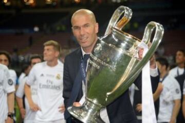 Zinedine Zidane posa con el trofeo de la Champions que conquistó el Real Madrid ante el Atlético de Madrid en Milán.