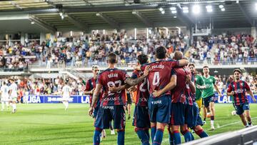 Los jugadores del Huesca celebran un gol.
