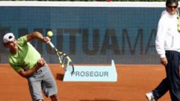 PRIMER CONTACTO. Nadal ejercita su servicio en presencia de su tío Toni.