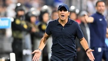 Alianza Lima's coach Guillermo Salas gestures during the Copa Libertadores group stage second leg football match between Peru's Alianza Lima and Brazil's Atletico Mineiro at the Alejandro Villanueva stadium in Lima, on June 6, 2023. (Photo by ERNESTO BENAVIDES / AFP)