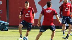 El jugador de la Seleccion Chilena Matías Zaldivia es fotografiado durante el entrenamiento de la selección chilena en Pinto Duran