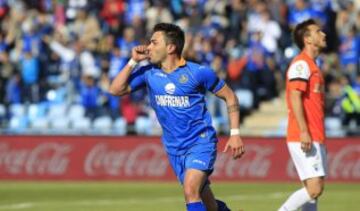 El jugador del Getafe Adrían Colunga, celebra el gol que marcó ante el Málaga, durante el partido de la trigésima quinta jornada de liga de Primera División que ambos equipos disputan esta tarde en el estadio Alfonso Pérez