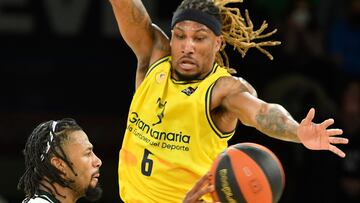 SEVILLA, 03/01/2023.- El base del Betis Shannon (i) juega un balón ante Andrew Albicy, del Gran Canaria, durante el partido correspondiente a la jornada 14 de la Liga Endesa de baloncesto entre Coosur Real Betis y Gran Canaria disputado hoy martes en el pabellón de San Pablo, en Sevilla. EFE/Raúl Caro