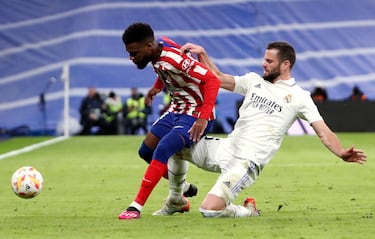 Thomas Lemar intenta controlar el balón ante la oposición de Nacho Fernández.
