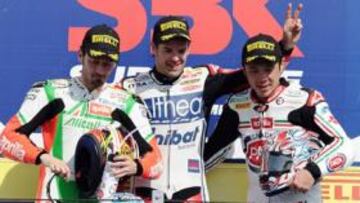 <b>ASIDUO. </b>Carlos Checa, en el podio de ayer con Biaggi y Haga.