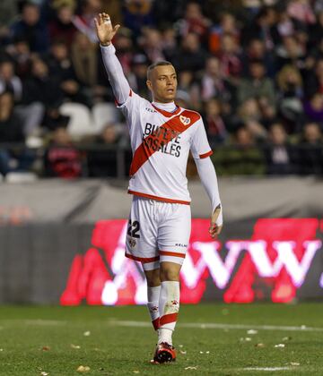 La sensación del Rayo, líder en Segunda, y un futbolista que se le puede escapar gratis al Madrid porque ha explotado inesperadamente. Acaba contrato el 30 de junio y sus 18 goles en Vallecas le convierten en pieza codiciada para el verano. 






