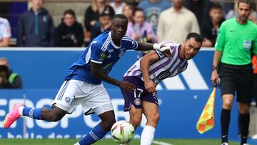 Toulouse�s Chilean defender #17 Gabriel Suazo (R) fights for the ball with Strasbourg�s French midfielder #19 Habib Diarra during the French L1 football match between RC Strasbourg Alsace and Toulouse FC at Stade de la Meinau in Strasbourg, eastern France on August 27, 2023. (Photo by Frederick FLORIN / AFP)