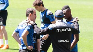 Seedorf, hablando con Navarro y Mujaid durante un entrenamiento del Deportivo.