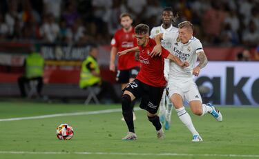 Aimar Oroz en una disputa con Toni Kroos.