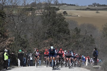 El pelotón durante Strade Bianche, clásica celebrada en Italia que se caracteriza por sus duros tramos de 'sterrato'.