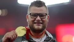 Pawel Fajdek pagó un taxi con la medalla de oro en martillo