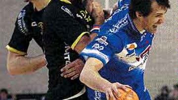 <b>LESIÓN.</b> Jovanovic choca con Romero. Ahí se rompió definitivamente.