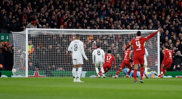 1-0. Pared entre Conor Bradley Alexis Mac Allister dentro del área y el argentino cruza el balón superando a Thibaut Courtois.