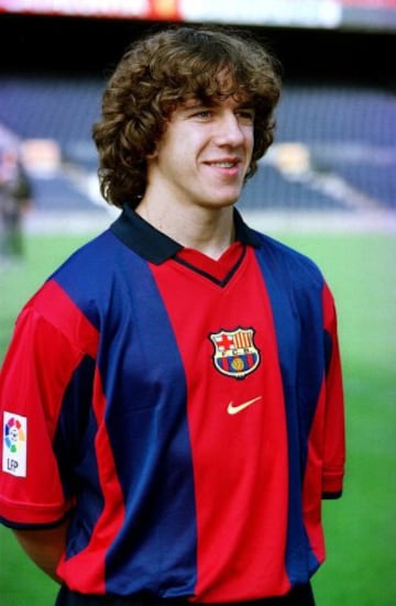 Puyol en la foto oficial de la pantilla antes del comienzo de la temporada 200-2001.