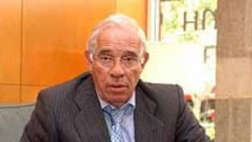 <b>EN EL CALDERÓN.</B> El estreno liguero de Luis Aragonés sería en el Vicente Calderón ante el Atlético, entrenado por su sucesor en el banquillo rojiblanco, Gregorio Manzano.