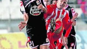 <b>LOS DOS GOLES DEL PARTIDO LLEGARON TRAS CENTROS AL ÁREA</b> No fue el de ayer un partido de excesivo toque. De hecho, casi todo el peligro llegó en balones aéreos colgados desde los costados. El gol de Uche vino tras un centro de Michel y el de Pablo Álvarez, después de un pase de Manuel Pablo que dirigió Valerón (en la imagen con Soriano).