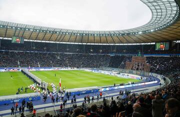 Vista general del Olympiastadion con el muro y la Puerta de Brandemburgo en un tifo del fondo.