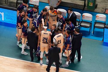 Sito Alonso, dando instrucciones a los jugadores del UCAM Murcia.