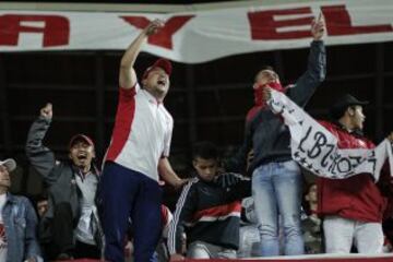 La hinchada de Santa Fe acompaña al debut cardenal en Libertadores en El Campín.