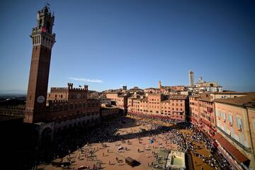 El Palio de Siena (Palio di Siena) es una carrera de caballos de origen medieval que enfrenta a los distritos de la ciudad italiana dos veces al año. La primera del año se celebra el 2 de julio (Palio di Provenzano) y la segunda el 16 de agosto (Palio del