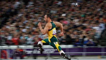 (FILES) South Africa's Oscar Pistorius competes in the men's 200m T44 round 1 athletics event during the London 2012 Paralympic Games at the Olympic Stadium in east London, on September 1, 2012. South African Paralympic champion Oscar Pistorius was granted early release from prison on parole on Friday, a decade after he killed his girlfriend, in a crime that gripped the world, prison authorities said. (Photo by IAN KINGTON / AFP)