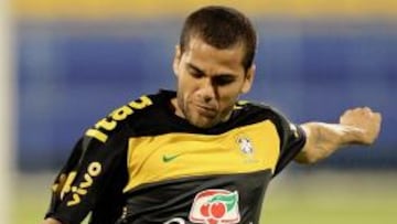 Alves: "Un solo jugador no puede parar a Messi"